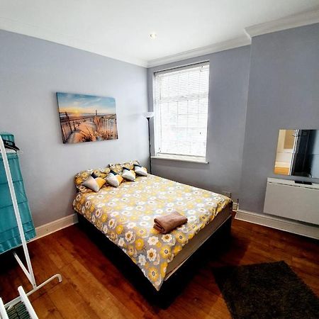 3 Bedroom Apartment Next To Westcliff-On-Sea Station Southend-on-Sea Extérieur photo