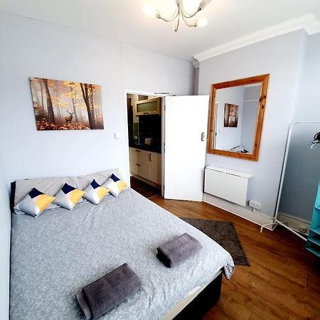 3 Bedroom Apartment Next To Westcliff-On-Sea Station Southend-on-Sea Extérieur photo