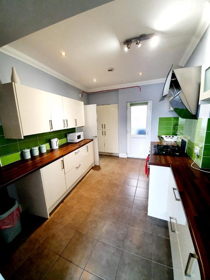 3 Bedroom Apartment Next To Westcliff-On-Sea Station Southend-on-Sea Extérieur photo