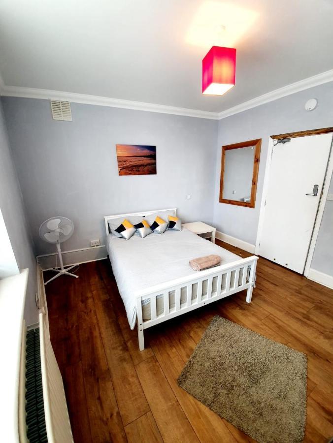 3 Bedroom Apartment Next To Westcliff-On-Sea Station Southend-on-Sea Extérieur photo