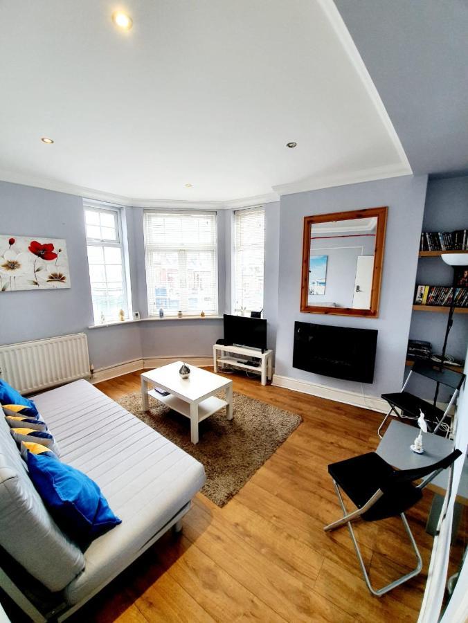 3 Bedroom Apartment Next To Westcliff-On-Sea Station Southend-on-Sea Extérieur photo