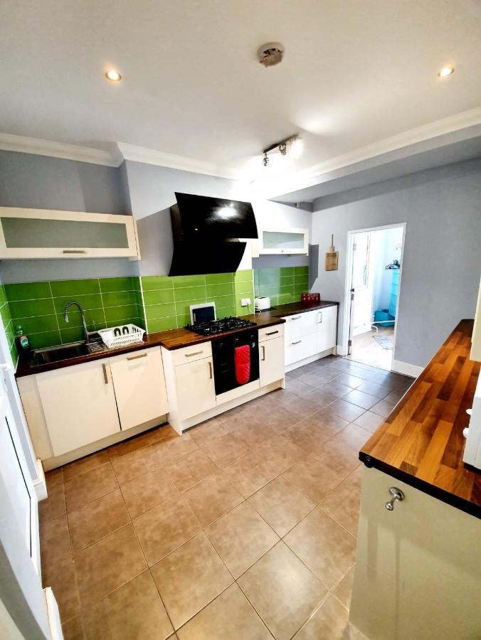 3 Bedroom Apartment Next To Westcliff-On-Sea Station Southend-on-Sea Extérieur photo