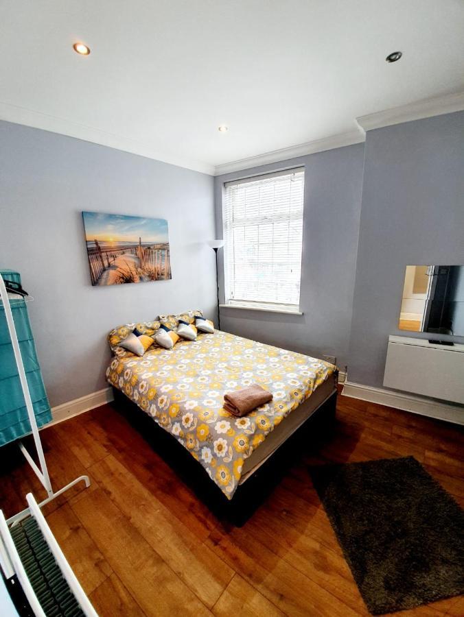 3 Bedroom Apartment Next To Westcliff-On-Sea Station Southend-on-Sea Extérieur photo