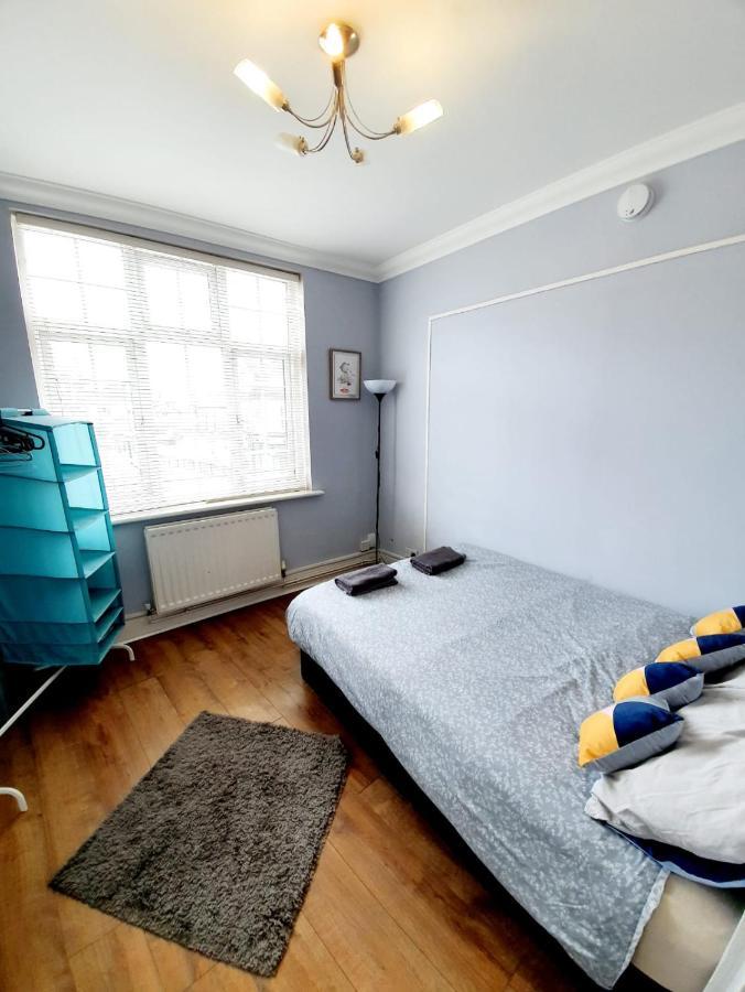 3 Bedroom Apartment Next To Westcliff-On-Sea Station Southend-on-Sea Extérieur photo