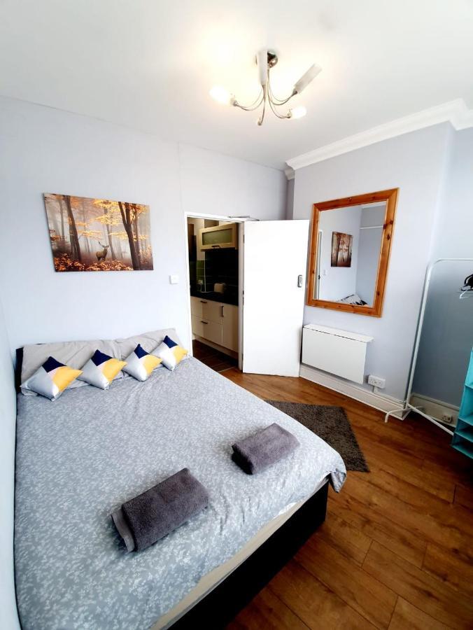 3 Bedroom Apartment Next To Westcliff-On-Sea Station Southend-on-Sea Extérieur photo